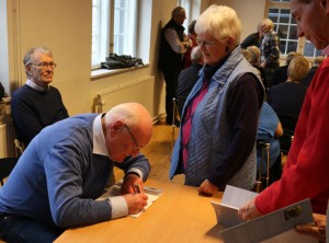 Der var kø for at købe og få Mogens Hansens bog med personlig hilsen. Foto: Finn Hillmose
